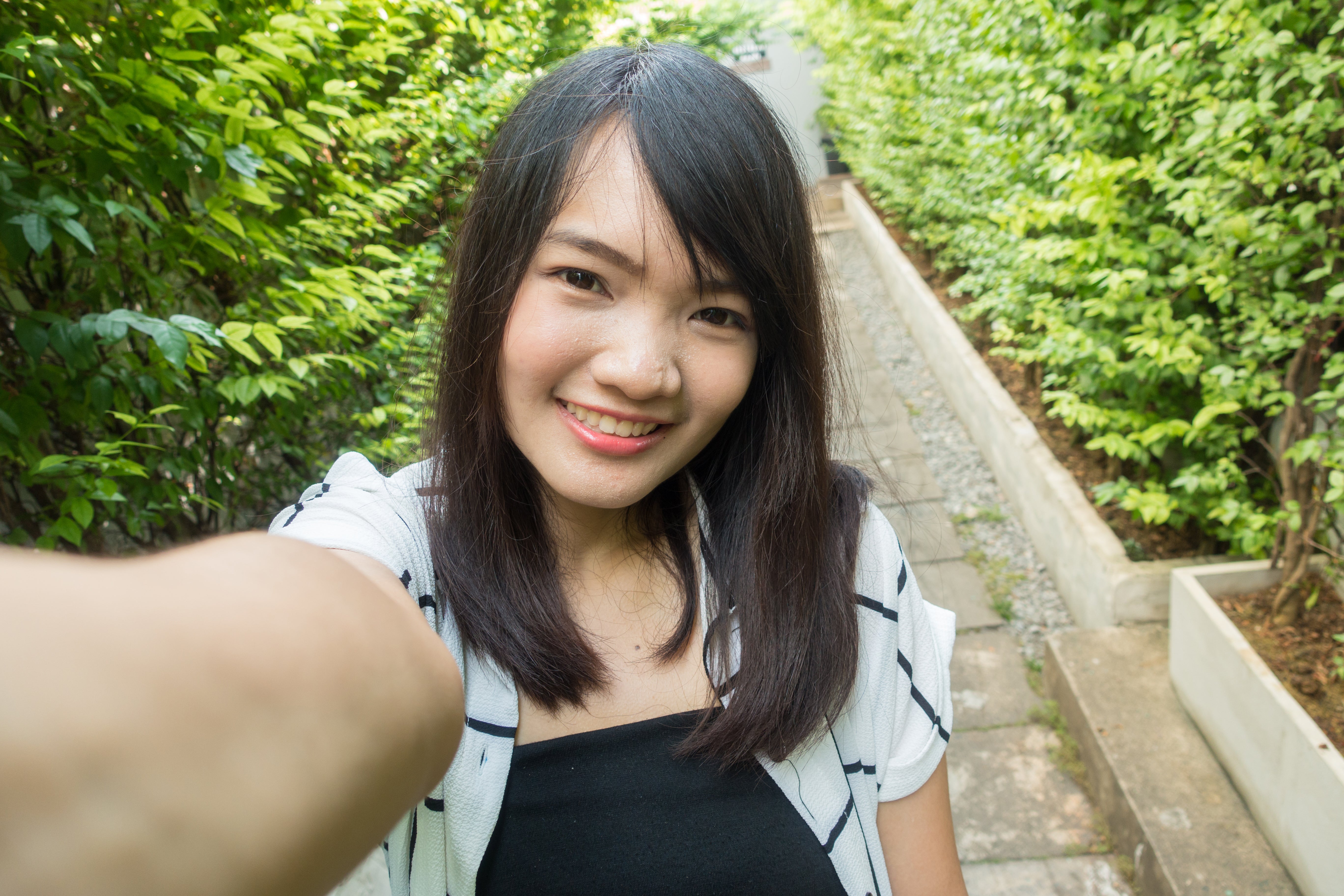 files/asiatic-woman-selfie.jpg